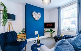 Spacious 2-Bed City-Centre Cottage In Chester By 53 Degrees Property - Ideal For Groups & Couples - Sleeps 6